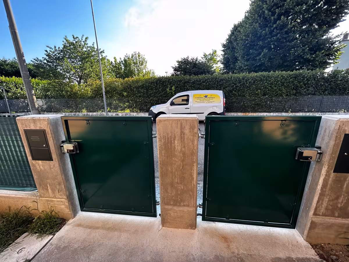 Doppio cancello pedonale verde con automazioni installate